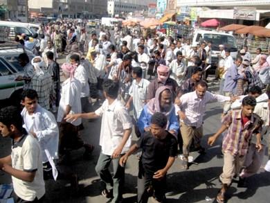 صورة للمتظاهرين وهم يركضون بعد ان أطلق الأمن النار في الهواء واستخدم قنابل مسيلة للدموع لتفريقهم في الحبيلين أمس صورة للمتظاهرين وهم يركضون بعد ان أطلق الأمن النار في الهواء واستخدم قنابل مسيلة للدموع لتفريقهم في الحبيلين أمس