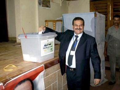 المحافظ الدرة أثناء إدلائه بصوته في الانتخابات أمس المحافظ الدرة أثناء إدلائه بصوته في الانتخابات أمس