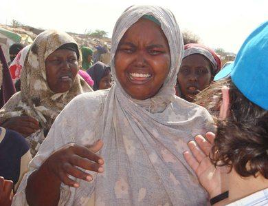 صورة للمرأة وهي تبكي أمام رئيس المفوضية السامية صورة للمرأة وهي تبكي أمام رئيس المفوضية السامية