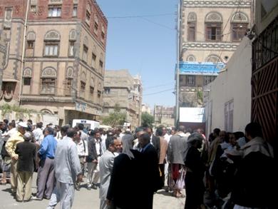 مواطنون خارج المحكمة أمس مواطنون خارج المحكمة أمس