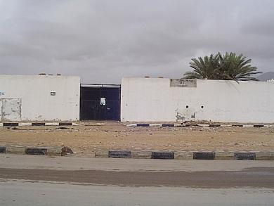 ملعب بارادم من الخارج ويظهر في الصورة السور العتيق