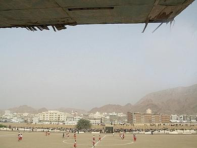 مقصورة ملعب الفقيد بارادم تتساقط الأجزاء العلوية منها