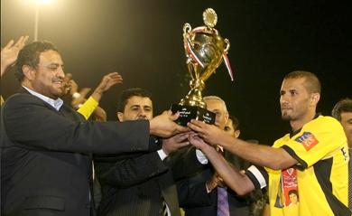 قائد الصقر يتسلم كأس الوحدة