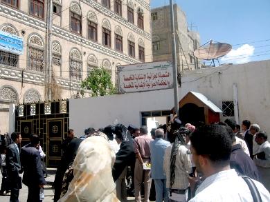 الاعلاميون خارج المحكمة بعد منعهم امس الاعلاميون خارج المحكمة بعد منعهم امس