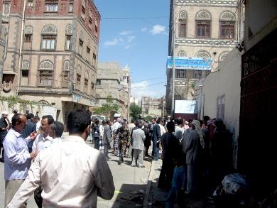 جانب من المواطنين خارج المحكمة أمس جانب من المواطنين خارج المحكمة أمس