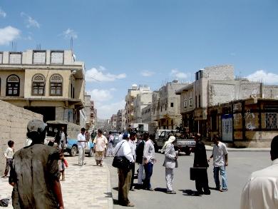 اثناء خروج المعتقلين من المحكمة امس اثناء خروج المعتقلين من المحكمة امس