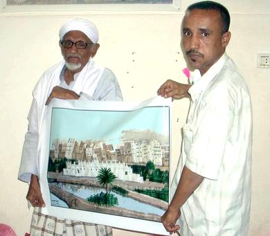 الفنان أحمد محيسون يقدم صورة (شبام) كهدية للمحاضر الفنان أحمد محيسون يقدم صورة (شبام) كهدية للمحاضر