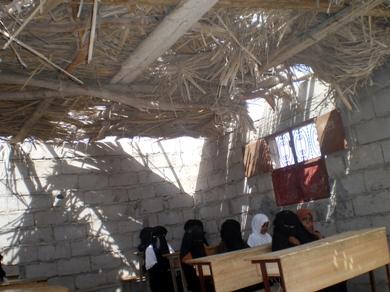 تلميذات يدرسن في صفوف مسقوفة بالقش تلميذات يدرسن في صفوف مسقوفة بالقش