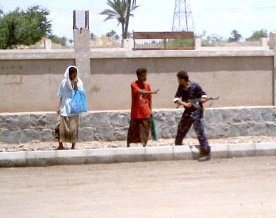 وجندي أمن يلوح بالاعتداء على طالب تجنيد وجندي أمن يلوح بالاعتداء على طالب تجنيد