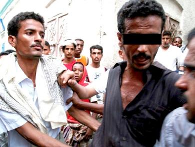 مواطنون يمسكون الشاب قبل تفجير أنابيب الغاز مواطنون يمسكون الشاب قبل تفجير أنابيب الغاز
