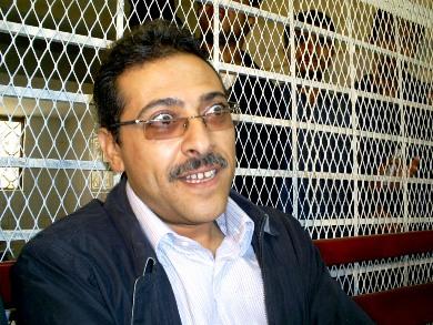 الصحافي عبد الكريم الخيواني أثناء سماعه الحكم الصحافي عبد الكريم الخيواني أثناء سماعه الحكم
