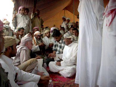الشيخ بن يمين عقب وصوله بين حكمي نهد والمشايخ الوسطاء في خيمة نهد عصر الخميس الشيخ بن يمين عقب وصوله بين حكمي نهد والمشايخ الوسطاء في خيمة نهد عصر الخميس