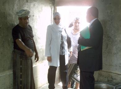 وتتفقد مطبخ السجن وتتفقد مطبخ السجن