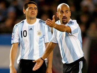 العائدون من الاعتزال الدولي تنتظر أدوارهم في اللقاء العائدون من الاعتزال الدولي تنتظر أدوارهم في اللقاء