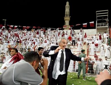 مدرب منتخب قطر يحتفل بتأهل منتخبه