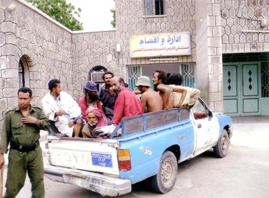 المرضى بعد رفض إدارة المستشفى استقبالهم المرضى بعد رفض إدارة المستشفى استقبالهم