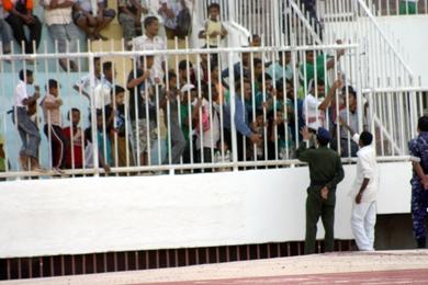 الجمهور الوحداوي ما بين الشوطين ومحاولة نزول الى ارضية الملعب