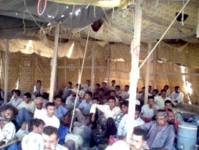 جانب من المعتصمين في مخيم شهيدي الصبيحة أمس جانب من المعتصمين في مخيم شهيدي الصبيحة أمس