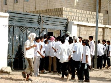 طلاب يخضعون لتفتيش دقيق من قبل الأمن طلاب يخضعون لتفتيش دقيق من قبل الأمن