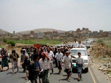 الجموع القبلية أثناء توجهها إلى ساحة السلام بلبعوس أمس الجموع القبلية أثناء توجهها إلى ساحة السلام بلبعوس أمس