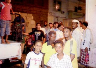 أثناء تجمهر الكبار والصغار في مسرح الجريمة أثناء تجمهر الكبار والصغار في مسرح الجريمة
