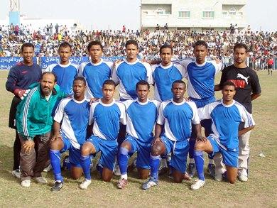 أكرم الصلوي الثالث من اليسار جلوسا مع فريق الهلال أكرم الصلوي الثالث من اليسار جلوسا مع فريق الهلال