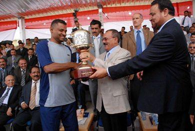 و أثناء تكريمه لأبطال كأس الرئيس (هلال الحديدة) و أثناء تكريمه لأبطال كأس الرئيس (هلال الحديدة)