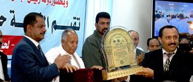 تقديم دروع التكريم من قبل المجموعة لعدد من المسئولين تقديم دروع التكريم من قبل المجموعة لعدد من المسئولين