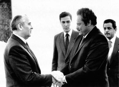 الرئيس ميخائيل جورباتشوف رئيس الاتحاد السوفيتي يستقبل الرئيس علي ناصر محمد (موسكو 1985) خلفه صالح أبوبكر بن حسينون عندما كان سفيرا في موسكو الرئيس ميخائيل جورباتشوف رئيس الاتحاد السوفيتي يستقبل الرئيس علي ناصر محمد (موسكو 1985) خلفه صالح أبوبكر بن حسينون عندما كان سفيرا في موسكو
