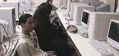 المشاركون بالمركز الصيفي يتلقون مهارات استخدام الحاسوب المشاركون بالمركز الصيفي يتلقون مهارات استخدام الحاسوب