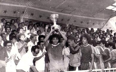 الأشول قائدا لفريق وحدة صنعاء بطل كأس اليمن الثانية 1981م الأشول قائدا لفريق وحدة صنعاء بطل كأس اليمن الثانية 1981م
