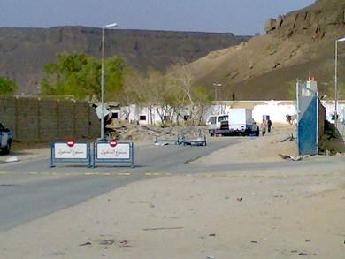 البوابة وجزء من حائط المعسكر كما بدت محطمة من قوة التفجير البوابة وجزء من حائط المعسكر كما بدت محطمة من قوة التفجير
