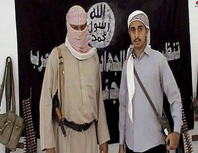 صورة بثتها وكالة الصحافة الفرنسية أمس نقلا عن موقع فرع القاعدة في اليمن على الانترنت تبين اثنين من عناصره أحدهما منفذ عملية التفجير أحمد بن سعيد عمر المشجري المعروف بـ(أبو دجانة) صورة بثتها وكالة الصحافة الفرنسية أمس نقلا عن موقع فرع القاعدة في اليمن على الانترنت تبين اثنين من عناصره أحدهما منفذ عملية التفجير أحمد بن سعيد عمر المشجري المعروف بـ(أبو دجانة)