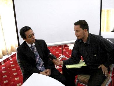 د. المخلافي أثناء حديثه مع الزميل أنيس منصور د. المخلافي أثناء حديثه مع الزميل أنيس منصور