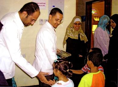 استقبال الأطفال للأطباء في بيت الأسرة استقبال الأطفال للأطباء في بيت الأسرة