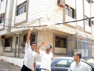 صورة توضح قرب كابل الكهرباء من مستوى المارة صورة توضح قرب كابل الكهرباء من مستوى المارة