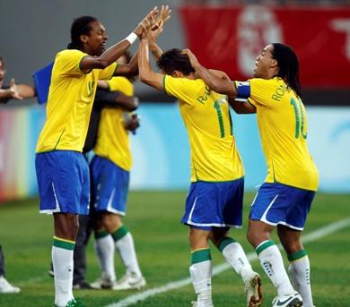 فرحة المنتخب البرازيلي بالفوز الصعب على الكاميررون فرحة المنتخب البرازيلي بالفوز الصعب على الكاميررون