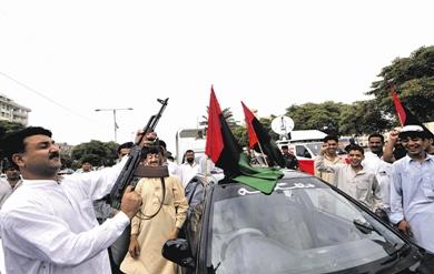 ناشطون من حزب الشعب يطلقون النار احتفالا باستقالة مشرف ناشطون من حزب الشعب يطلقون النار احتفالا باستقالة مشرف