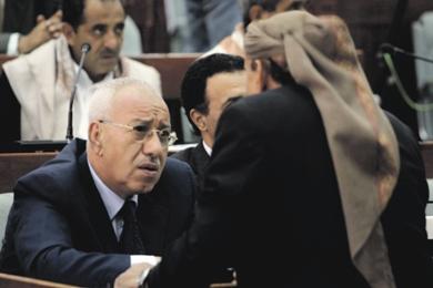 أثناء المداولات بين الأعضاء قبل التصويت على إسقاط التعديلات أمس أثناء المداولات بين الأعضاء قبل التصويت على إسقاط التعديلات أمس