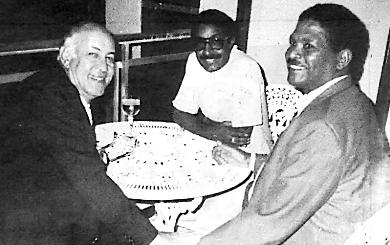 الفقيد علي زين عيدروس مع د. المحامي جلال رجب (مصر) والمحامي صادق الشامي (السودان) الفقيد علي زين عيدروس مع د. المحامي جلال رجب (مصر) والمحامي صادق الشامي (السودان)