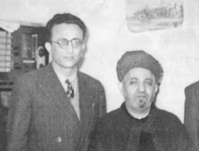 صورة من الأرشيف للشيخ عبدالله علي الحكيمي مع الأستاذ عبدالرحمن جرجرة رئيس تحرير صحيفتي »النهضة» و«اليقظة» بعدن في مكتبه بمدينة كارديف ببريطانيا صورة من الأرشيف للشيخ عبدالله علي الحكيمي مع الأستاذ عبدالرحمن جرجرة رئيس تحرير صحيفتي »النهضة» و«اليقظة» بعدن في مكتبه بمدينة كارديف ببريطانيا
