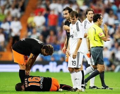 الحكم يطرد فاندرفارت لاعتدائه على لاعب فالنسيا ماتا الحكم يطرد فاندرفارت لاعتدائه على لاعب فالنسيا ماتا