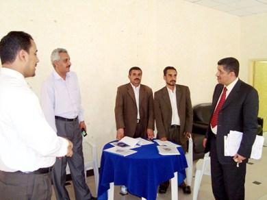 أستاذ الدورة يشرح لرئيس الغرفة البرنامج أستاذ الدورة يشرح لرئيس الغرفة البرنامج