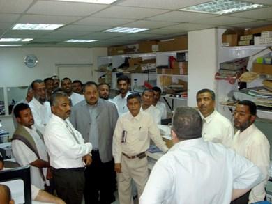 الزميل باشراحيل أثناء تقديمه شرحا عن نشاط المؤسسة والصحيفة لوفد محلي المكلا الزميل باشراحيل أثناء تقديمه شرحا عن نشاط المؤسسة والصحيفة لوفد محلي المكلا
