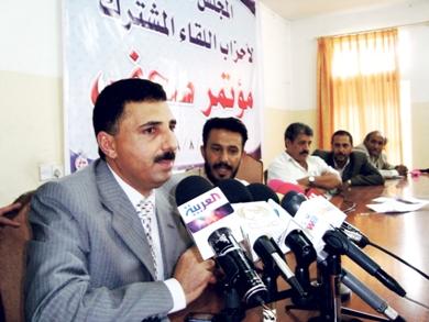 رئيس الدائرة الإعلامية بالمؤتمر اثناء حديثه بعد انتهاء المؤتمر الصحفي للمشترك رئيس الدائرة الإعلامية بالمؤتمر اثناء حديثه بعد انتهاء المؤتمر الصحفي للمشترك