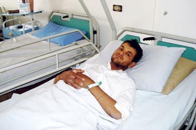 احد المصابين من ضحايا الانهيار احد المصابين من ضحايا الانهيار