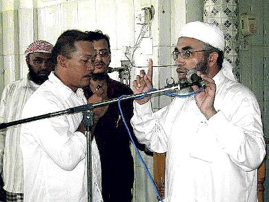 الشاب الفلبيني (يوسف) أثناء اعتناقه الإسلام