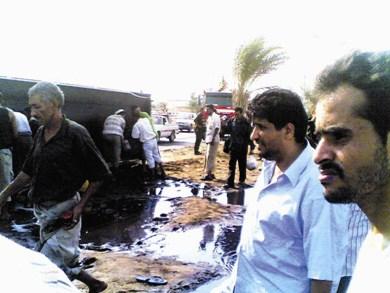 مدير شركة النفط بعدن أثناء تفقده موقع الحادث مدير شركة النفط بعدن أثناء تفقده موقع الحادث