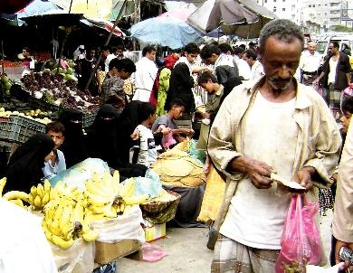 بائْعات اللحوح يكثرن في تعز
