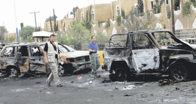 محقق ومحققة أميركيان من طاقم التحقيق الذي شوهد في موقع الهجوم أمام السفارة أمس محقق ومحققة أميركيان من طاقم التحقيق الذي شوهد في موقع الهجوم أمام السفارة أمس